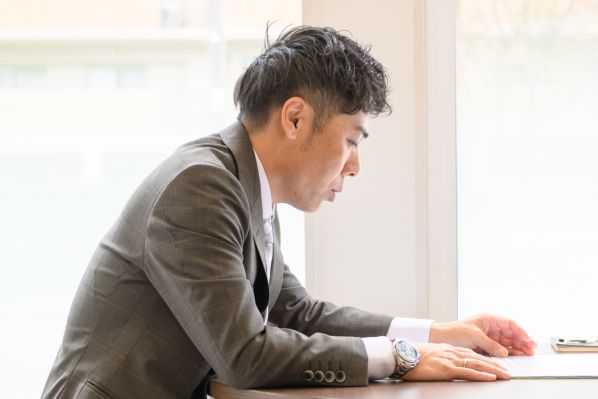 資料を確認する社員