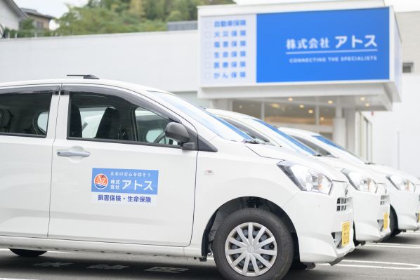 会社の前に並ぶ社用車
