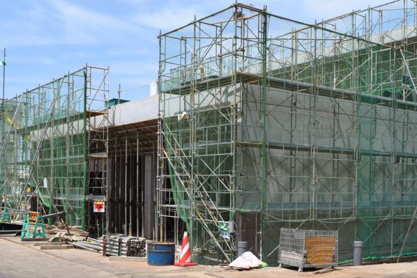 会社の前に並ぶ社用車