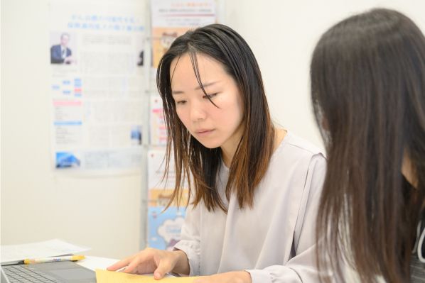 真剣に話し合う社員たち