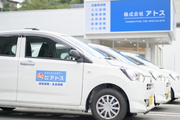 社用車が複数台並んでいる