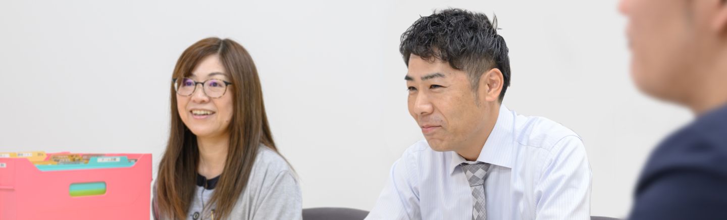 笑顔で会話する社員たち