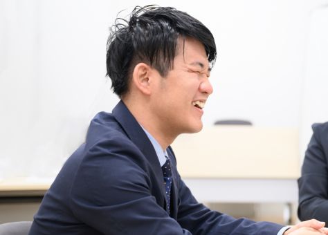 楽しそうな笑顔の社員